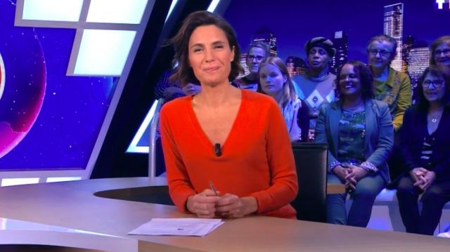 The V neck sweater thin knit Orange of Alessandra Sublet's in It is Canteloup the 31.01.2020