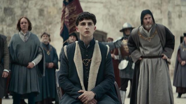 Chaqueta de oveja sin mangas usada por el rey Enrique V de Inglaterra 'Hal' (Timothée Chalamet) en El rey