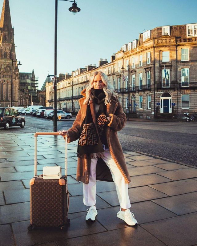 White Cropped Pants of Victoria on the Instagram account @inthefrow