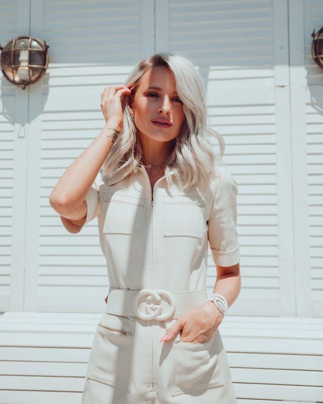 Gucci Beige Belt­ed Play­suit of Victoria on the Instagram account @inthefrow