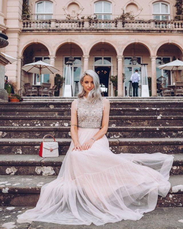 Pink Sleeve­less Gown of Victoria on the Instagram account @inthefrow