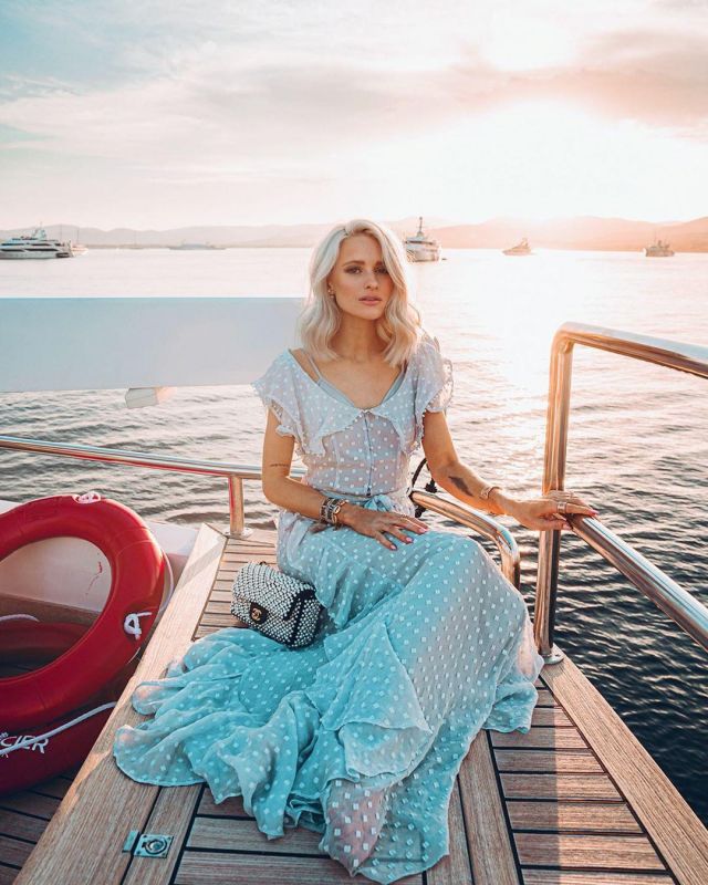 Long ruf­fle dress of Victoria on the Instagram account @inthefrow