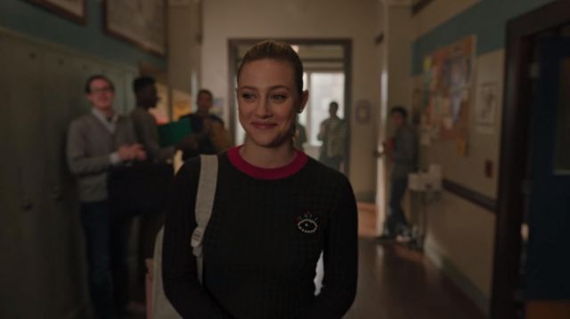 The Sweater Detail eye Pearl of Betty Cooper (Lili Reinhart) in Riverdale (S04E11)