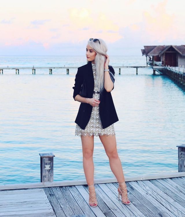Con­trast Dress of Victoria on the Instagram account @inthefrow