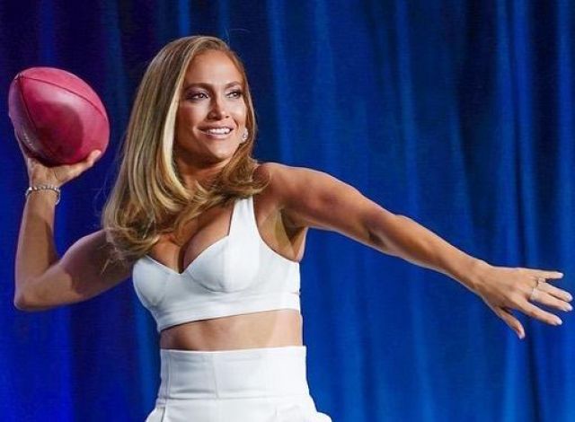 Le pantalon blanc taille haute de Jennifer Lopez sur le compte Instagram de @jlo