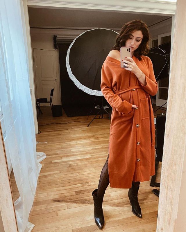 La Robe mi-longue ultra douce à manches longues avec ceinture de Rachel Legrain-Trapani sur le compte Instagram de @racheltrapani