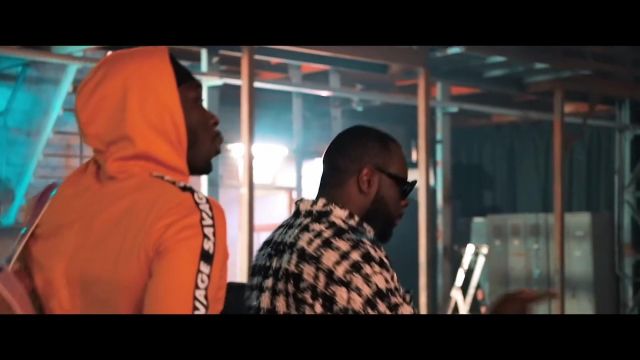 Sweatshirt porté par NIRO dans la vidéo GIMS - Ceci n'est pas du rap (feat. Niro) (Making of)