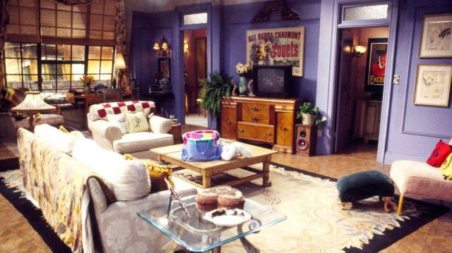 The plaid tiles in the apartment of Monica Geller (Courteney Cox) in Friends (S01E06)