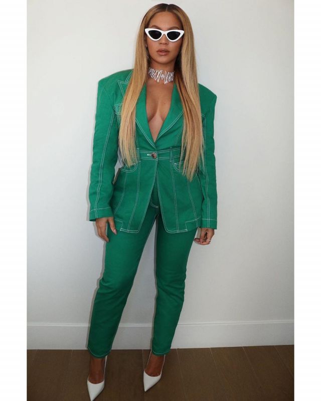 Balmain Peak Lapel Den­im Jack­et worn by Beyoncé Knowles Super Bowl February 2, 2020