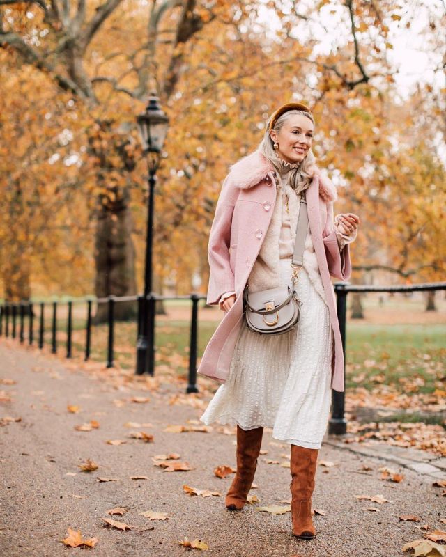 Chloé Grey Shoul­der Bag of Josie on the Instagram account @josieldn