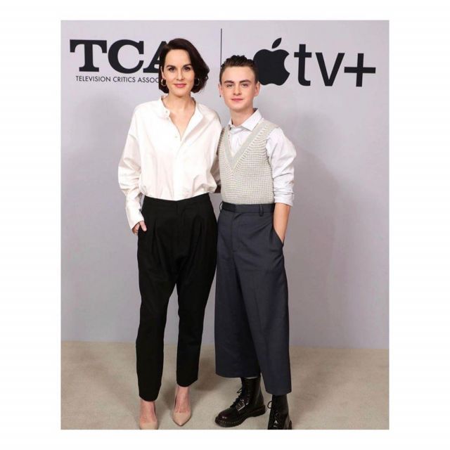 La blouse blanche aux manches longues et au col mao de Michelle Dockery sur le compte Instagram de @theladydockers