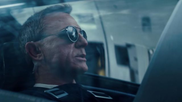 The round sunglasses Vuarnet Edge James Bond 007 (Daniel Craig) in the film death can wait
