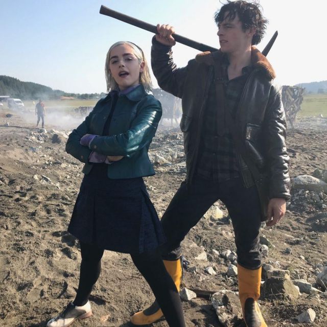 Les derbies blanches avec un mini talon de Kiernan Shipka sur le compte Instagram de @kiernanshipka