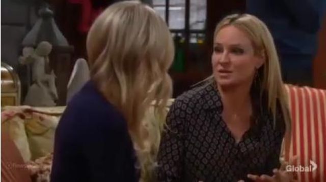 L'agence Nina Blouse en Midnight Multi usado por Sharon Collins (Sharon Case) como se ve en The Young and the Restless 31 de enero de 2020