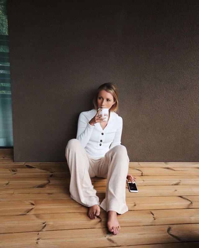 Fine-Knit Trousers of Jessica Harris on the Instagram account @jessicasharris_