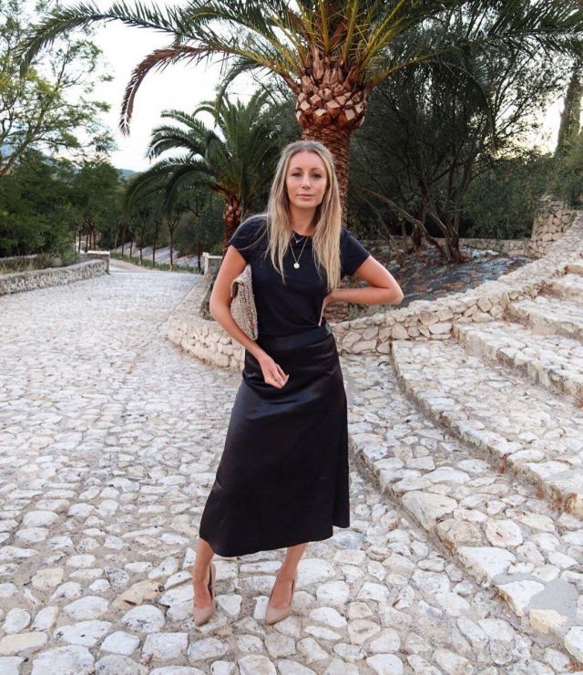 Skirt Black of Jessica Harris on the Instagram account @jessicasharris_