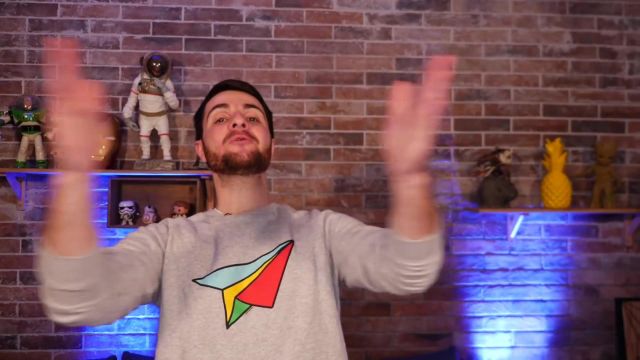 Pull paper airplane Visionary worn by Amixem in his video GUESS THE GOOD CARTOON CHARACTER ! #1