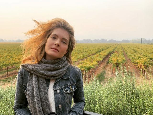 Scarf in wool gray and Meghann Fahy on the account Instagram of @meghannfahy