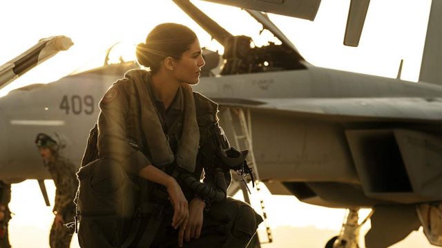 Pilote de chasse de la veste militaire porté par Phoenix (Monica Barbaro) comme vu dans Top Gun: Maverick