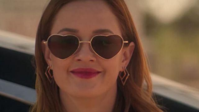 The sunglasses in the heart of Candace Stone (Ambyr Childers) in YOU (S02E03)