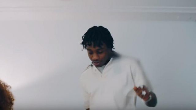 Gucci White Monogram Pattern Polo Shirt de Lil Tjay en el video musical Lil Tjay - 20/20 (Video Oficial)