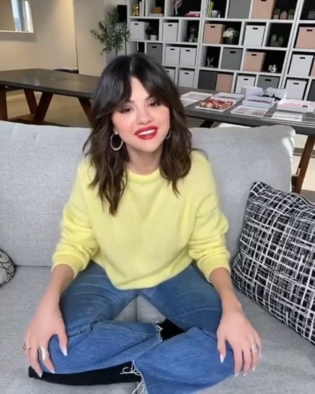 Re Done High Rise An­kle Crop Jeans worn by Selena Gomez Igtv February 4, 2020