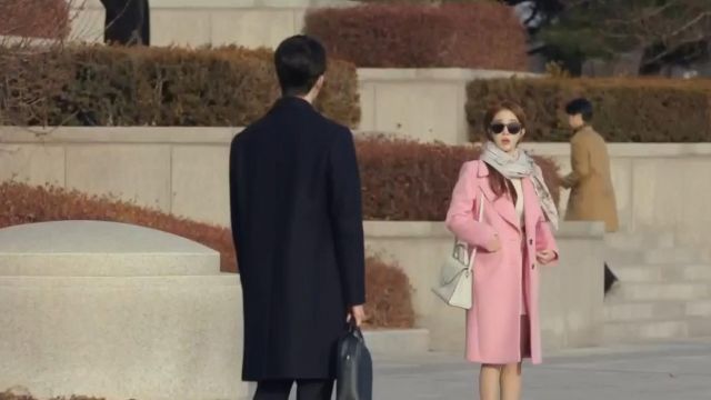 Iside Mi­ni Leather Bag worn by Jin Shim (Yoon Seo) in Touch Your Heart Episode 5