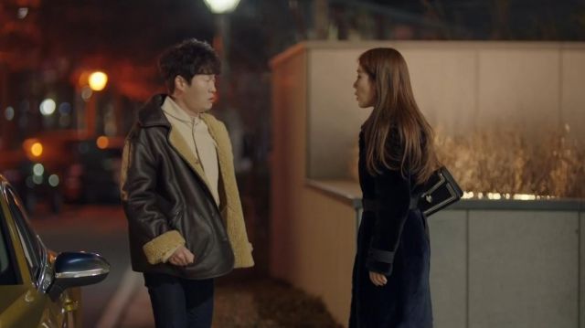 Ser­pen­ti For­ev­er Flap Cov­er worn by Jin Shim (Yoon Seo) in Touch Your Heart Episode 6