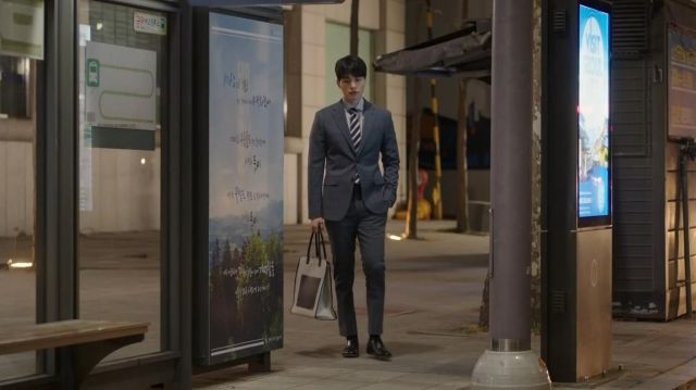 Women Hand­bags worn by Jin Shim (Yoon Seo) in Touch Your Heart Episode 13