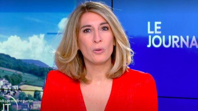 La robe portefeuille texturée rouge de Caroline Delage dans William à midi le 05.02.2020