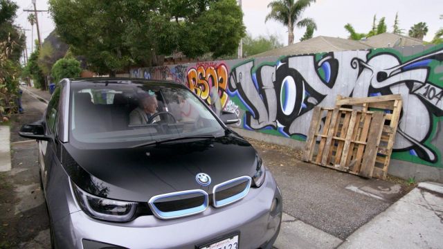 BMW i3 coche eléctrico conducido por Larry David (Larry David) en Curb Your Enthusiasm (S10E03)