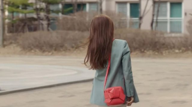 Musubi Cam­era Leather Cross­body Bag worn by Jin Shim (Yoon Seo) in Touch Your Heart Episode 14