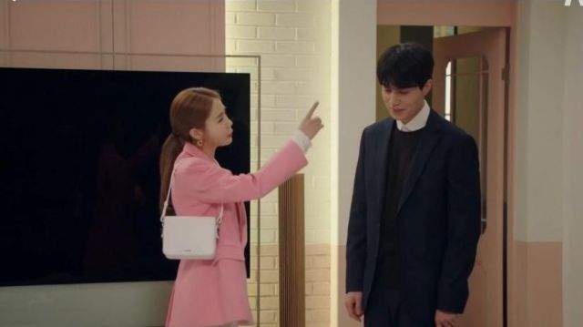 Bolsa de solapa diagonal blanca usada por Jin Shim (Yoon Seo) en Touch Your Heart Episodio 16