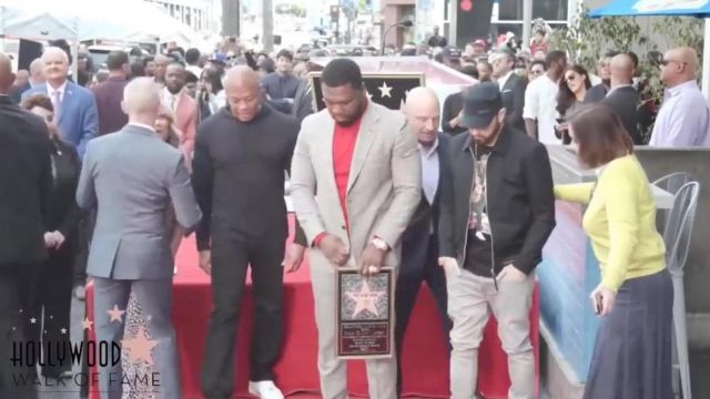 La veste noire portée par Eminem dans la vidéo Dr. Dre, 50 Cent y Eminem tomando fotos después de abrir la estrella en el Paseo de la Fama de Hollywood
