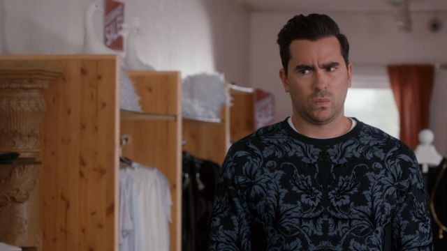 Zara Homme Floqué Brocart Sweat-shirt porté par David Rose (Daniel Levy) dans Schitt s Creek (S02E12)