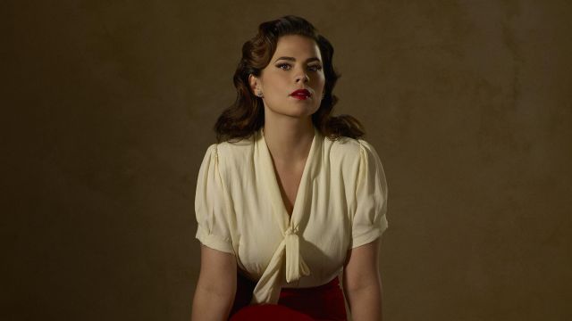 Cream Tie Blouse of Peggy Carter (Hayley Atwell) in Marvel's Agent Carter (S02E01)
