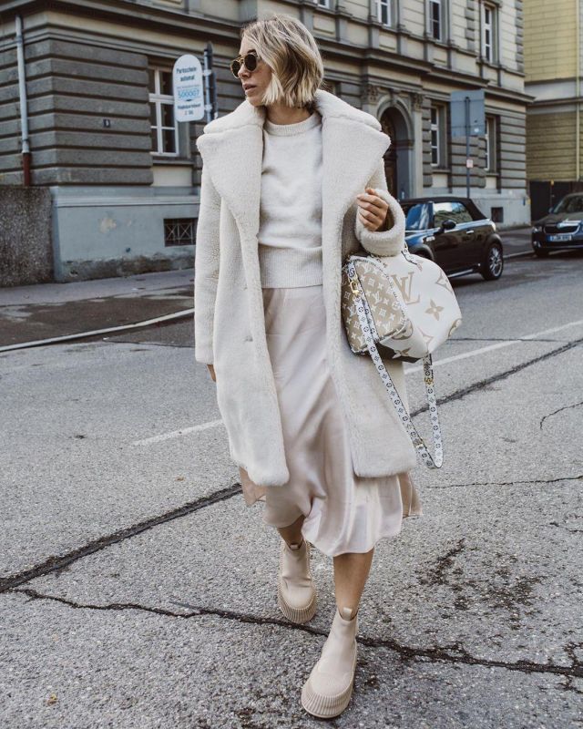 Abrigos Blancos de Karin Teigl en la cuenta de Instagram @constantly_k