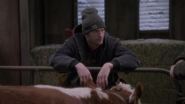 Carhartt bonnet porté par Colt Bennett (Ashton Kutcher) comme on le voit dans Le Ranch (S04E16)