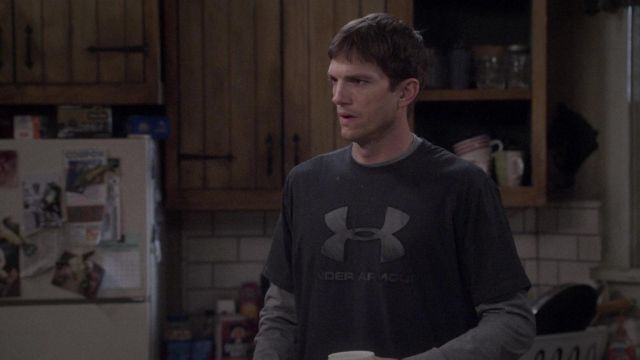 Under Armour gris foncé logo tee porté par Colt Bennett (Ashton Kutcher) comme on le voit dans Le Ranch (S04E13)