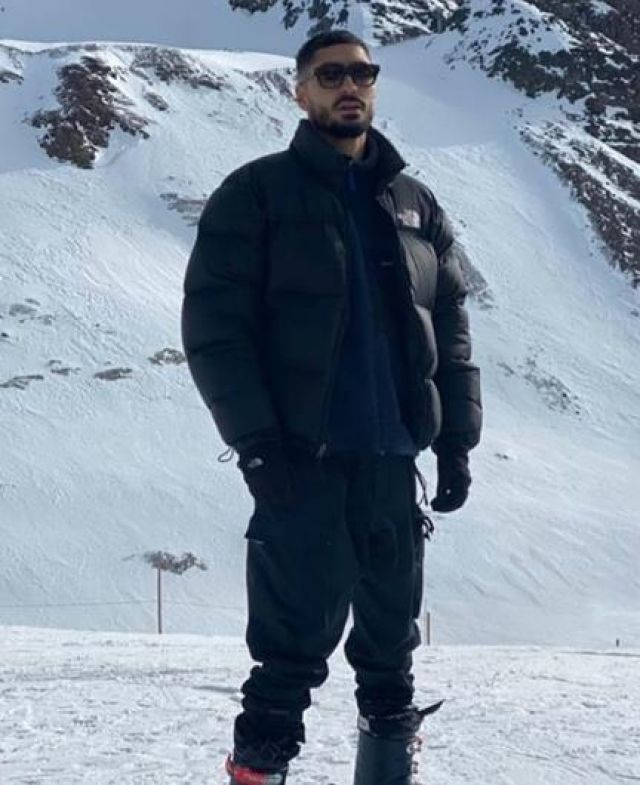La doudoune noire The North Face de Sneazzy sur le compte Instagram de @sneazzysneazzy au ski