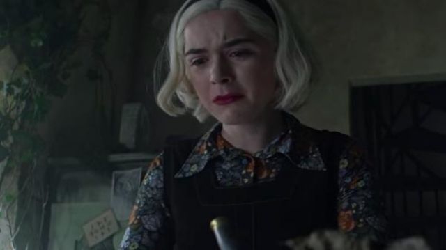 The shirt with printed small flowers of Sabrina Spellman (Kiernan Shipka) in The New Adventures of Sabrina (S02E08)