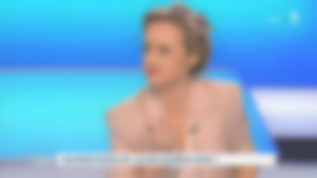La veste de tailleur Vitalie ajustée beige de Caroline Roux dans C dans l'air