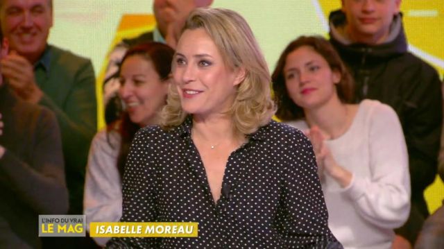 Le chemisier fluide à pois de Isabelle Moreau dans L'Info du vrai le 05.02.2020