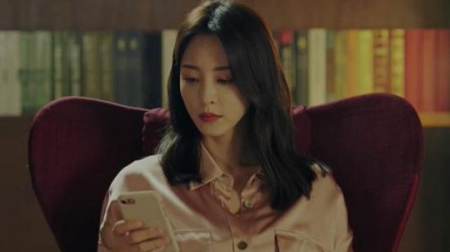 Pink Silk Blouse worn by Ji Soo-hyun (Han Ye-seul) in Big Issue Episode 24
