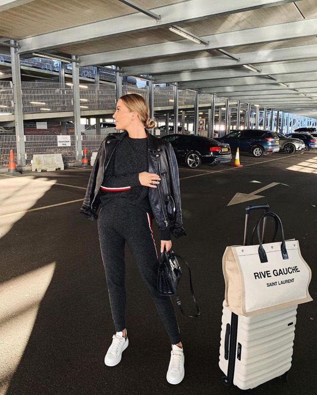 Saint Laurent Black Hand­bag of Nadia Anya on the Instagram account @nadiaanya__