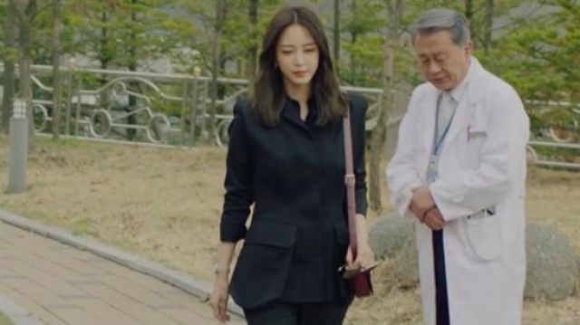 Burgundy Shoulder Bag worn by Ji Soo-hyun (Han Ye-seul) in Big Issue Episode 26