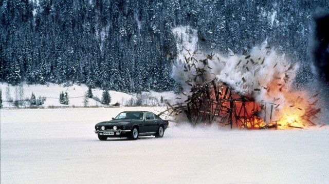 Aston Martin V8 Vantage années 80 voiture conduite par James Bond 007 (Timothy Dalton) dans Le Living Daylights
