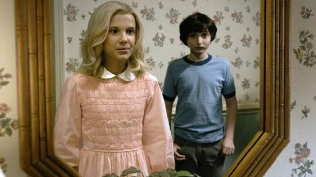 La robe de Eleven (Millie Bobby Brown) dans Stranger Things (S01E02)
