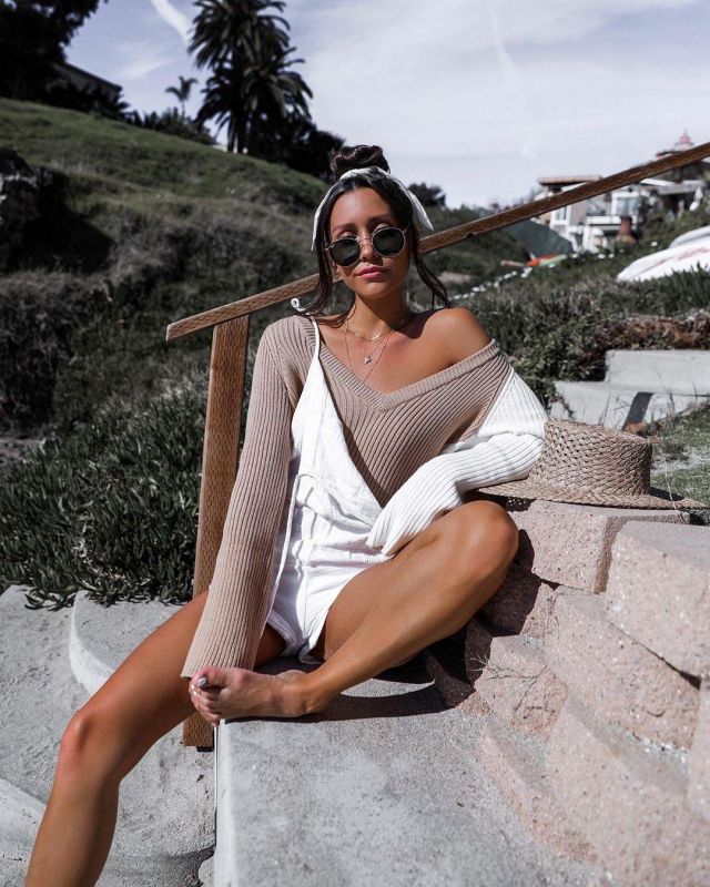 Jeanne Sweater of Danielle Brown on the Instagram account @danielleebrownn