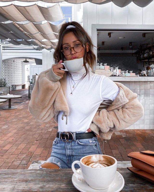 Tur­tle Neck Top of Danielle Brown on the Instagram account @danielleebrownn